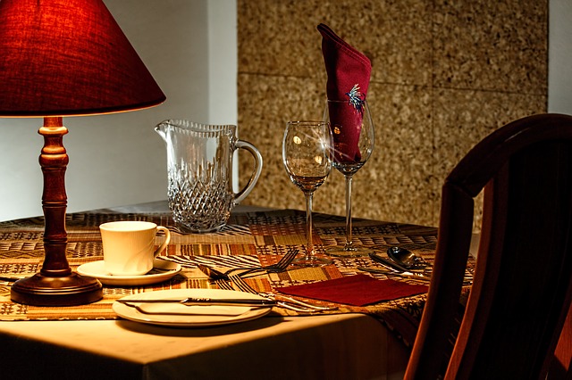 prostřený stůl restaurace